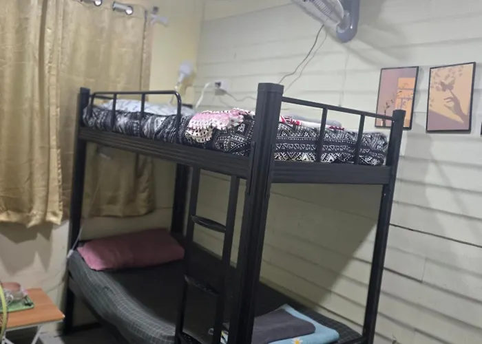 202 Spacious Bunk Beds With 2 Breezy Fans And Free Wi-fi *